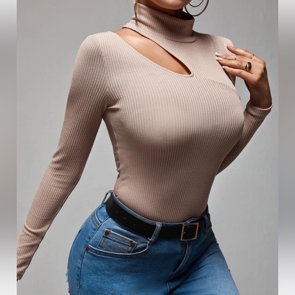 NWOT cut out turtle neck - Picture 2 of 4